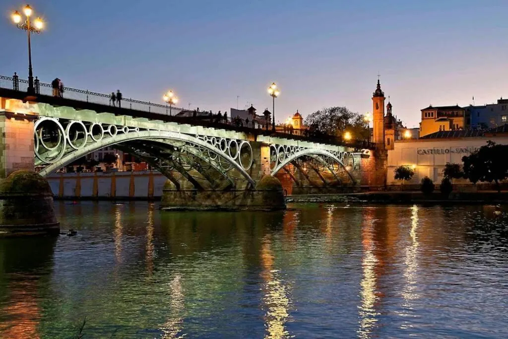 アパート セビリアG12 Trendy And Comfy Bright Loft Meters From Bullring And Trianas Bridge, Galera Streetアパートメント