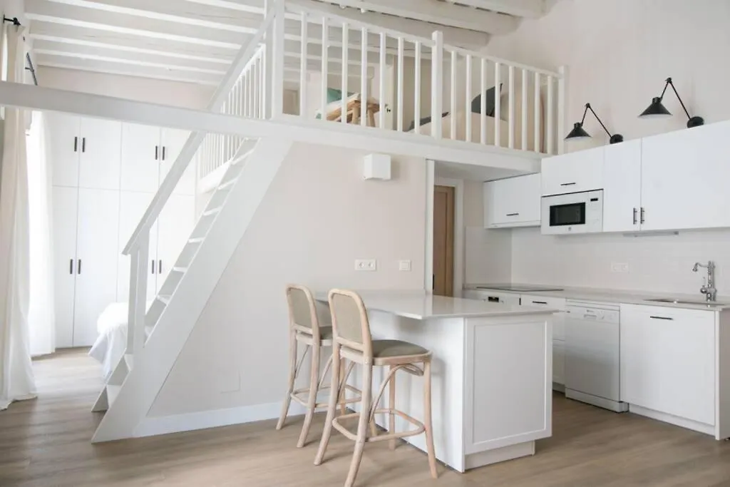 セビリアG12 Trendy And Comfy Bright Loft Meters From Bullring And Trianas Bridge, Galera Streetアパートメント 0*, セビリア